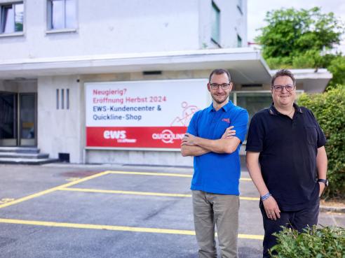 Shopleiter und Kundendienstleiter vor dem Kundencenter