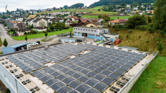Solaranlage auf dem Dach der EWS Energie AG