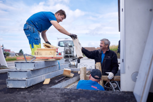 Hand in Hand gehen die Arbeiten am Verteilerkasten voran