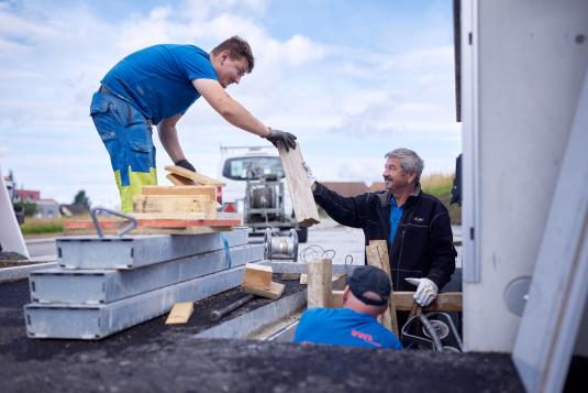 Hand in Hand gehen die Arbeiten am Verteilerkasten voran