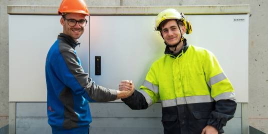 Verteilerkasten, Teamwork, Handschlag