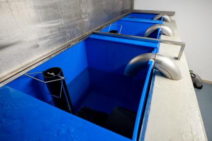 Wasser fliesst im Reservoir Rigiblick